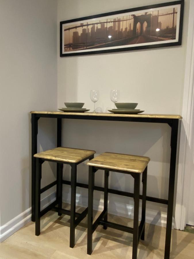 Lovely Spacious Loft Close To Train Station Γουόρδινγκ Εξωτερικό φωτογραφία