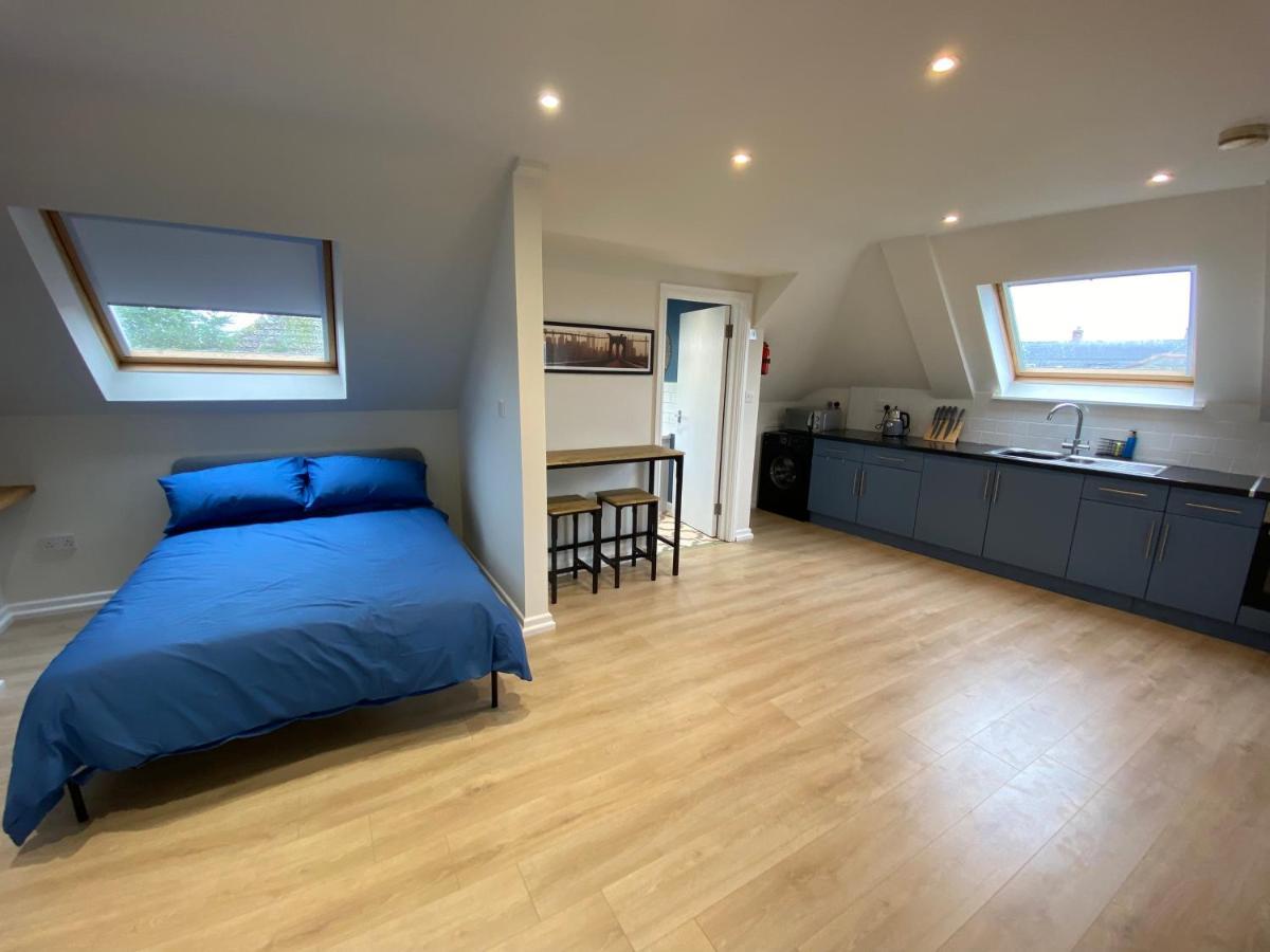 Lovely Spacious Loft Close To Train Station Γουόρδινγκ Εξωτερικό φωτογραφία