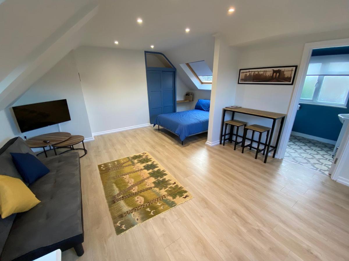 Lovely Spacious Loft Close To Train Station Γουόρδινγκ Εξωτερικό φωτογραφία