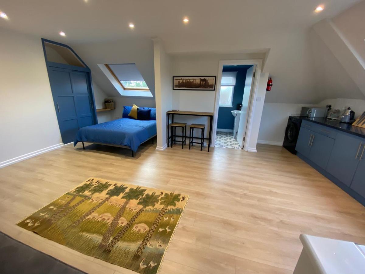 Lovely Spacious Loft Close To Train Station Γουόρδινγκ Εξωτερικό φωτογραφία
