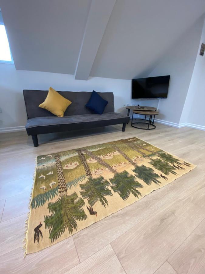 Lovely Spacious Loft Close To Train Station Γουόρδινγκ Εξωτερικό φωτογραφία