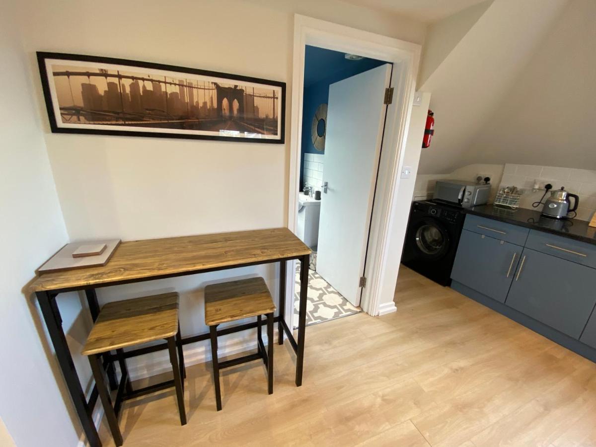 Lovely Spacious Loft Close To Train Station Γουόρδινγκ Εξωτερικό φωτογραφία