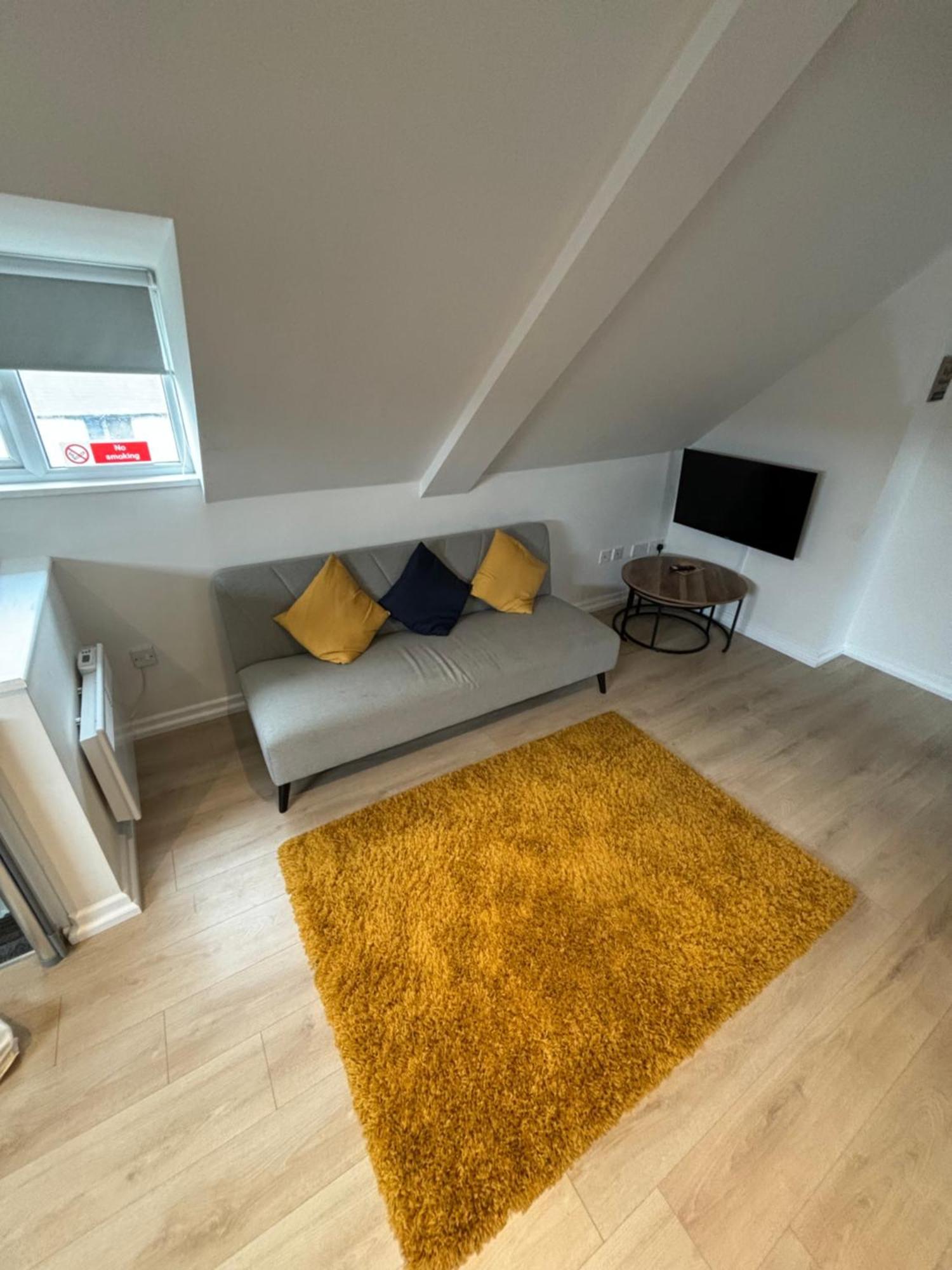 Lovely Spacious Loft Close To Train Station Γουόρδινγκ Εξωτερικό φωτογραφία